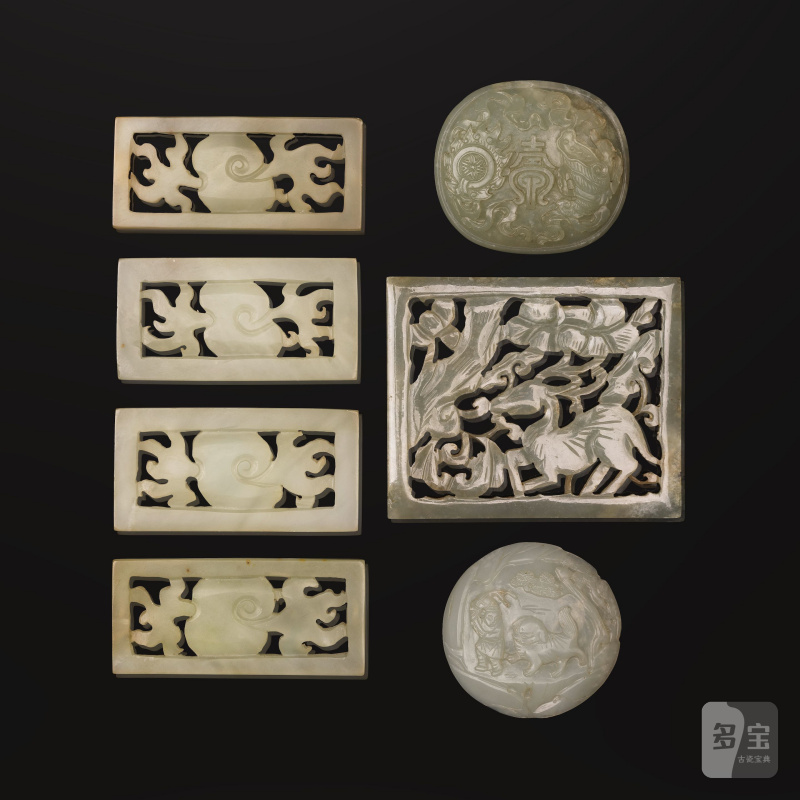 清 十九世紀 鮑文玉鏤雕珮飾一組五件及玉珮飾兩件 | CINQ PLAQUES EN BOWÉNITE SCULPTÉE ET AJOURÉE ET DEUX PLAQUES CIRCULAIRES EN JADE SCULPTÉ
